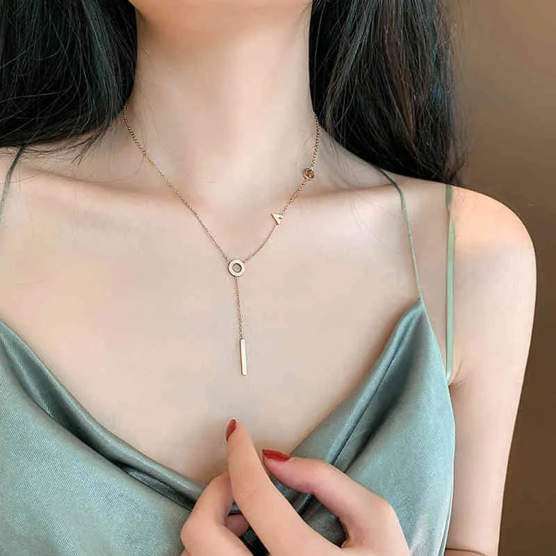 Titan Stahl Kette Schmetterling Halsketten Für Frauen Koreanische Alphanumerische Anhänger Halskette Temperament Mode Schmuck 2021
