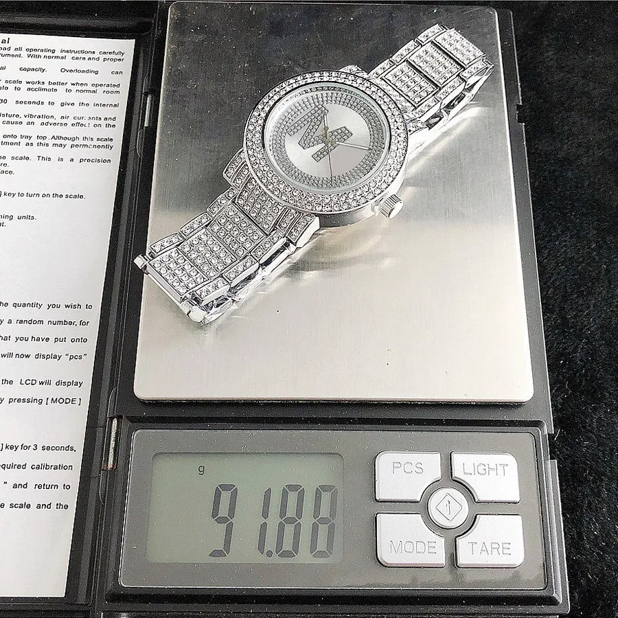 Merk Horloges Vrouwen Meisje Diamant Kristal Grote Letters Stijl Metalen Stalen Band Quartz Polshorloge M126