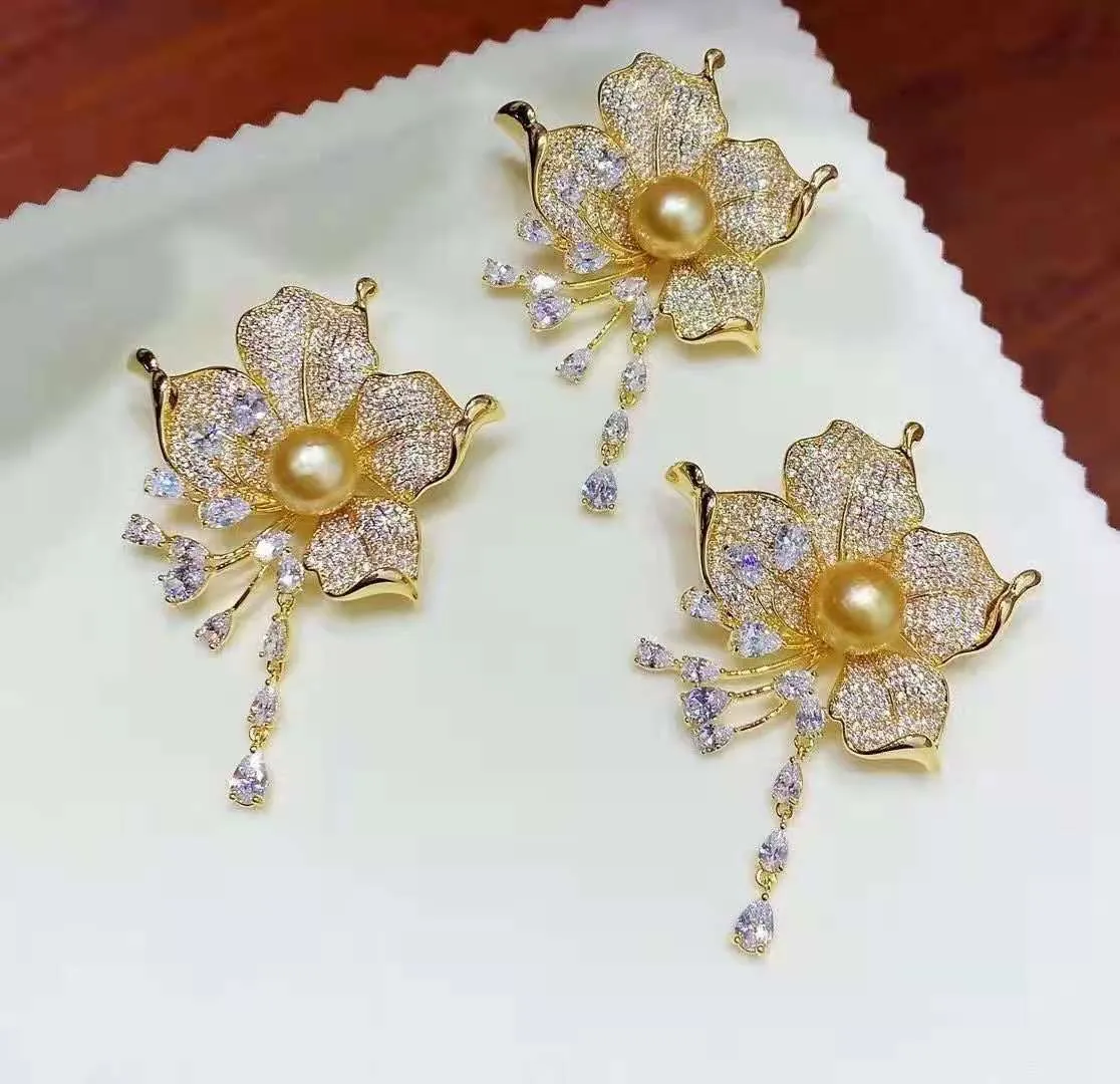 Spilla a forma di fiore placcato in oro 24 carati con zirconi cubici
