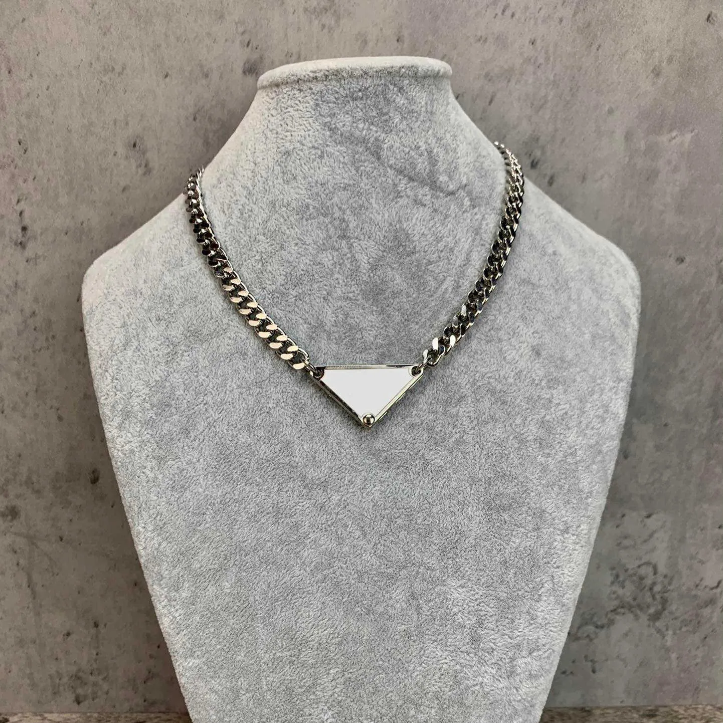 Brand Jielts de mode Triangle noir Chaîne épaisse du pendentif blanc pendant Luck vapeur punk Design hiphop mènes de couloir unisexe Jewelry7054967