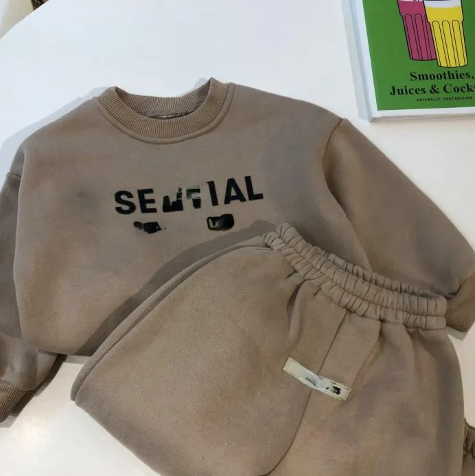 Conjunto de duas peças Inverno infantil Cashmere Suit meninos e meninas estéreo letras calças de suéter de terno infantil esportes e lazer