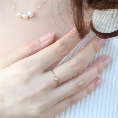 Pierścień dla kobiet Delikatne mini perłowe cienkie pierścienie minimalistyczny podstawowy styl jasnozielony kolor mody KBR010
