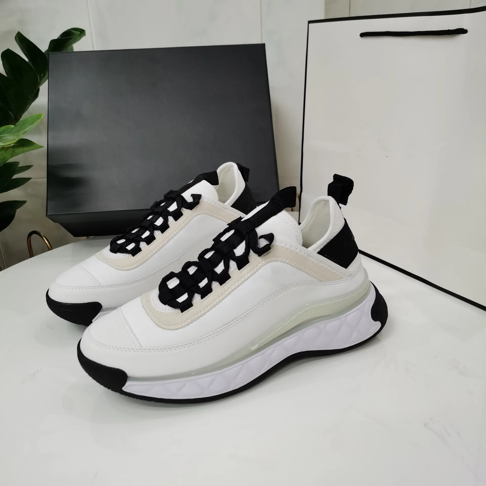 2021 Zomer Running Schoenen Dames Splicing Vrije tijd Sport Kleine witte Schoenen Dikke Bottom Light Zeng High Women's Sneaker