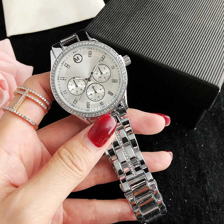 Brand Watches Women Girl Diamond Crystal 3 Zifferblattstil Metalstahlband Quarz Armband Uhr M1346345414