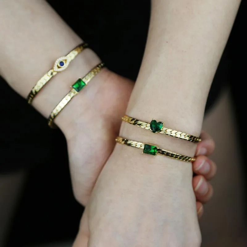 Link Chain 5mm Herringbone med Single Green Heart Rectangle Eye Charm Gold Color European Women Fashion Armband Rodn222752