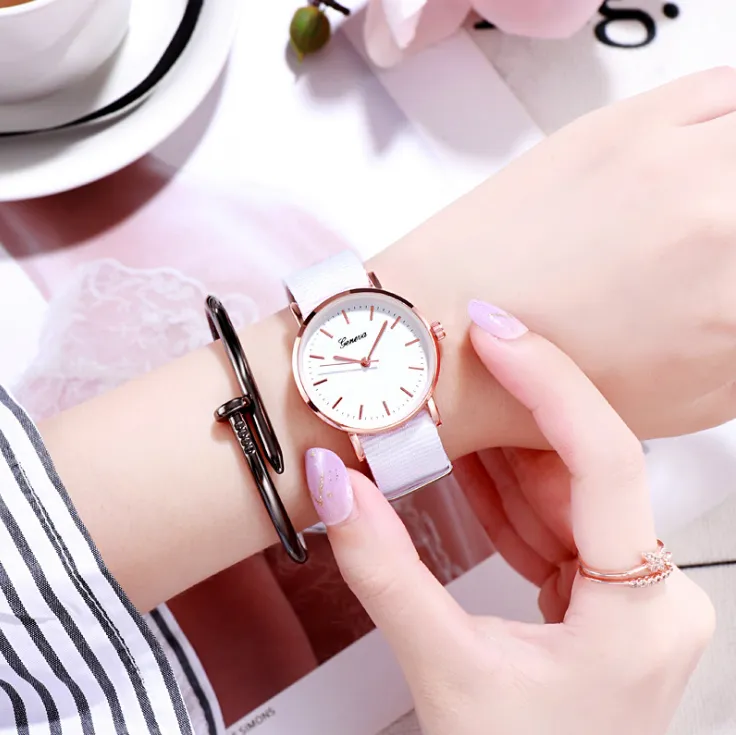 Colorido confortável cinto de náilon relógio de quartzo feminino simples fresco menina relógios analógico clássico das mulheres relógios de pulso 224g