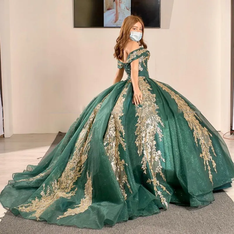 2023 Modest Dark Green Gold -applikationer Quinceanera -klänningar från axeln med ärmar Tärruna Långt tåg Sweet 16 Dress Prom Party239i