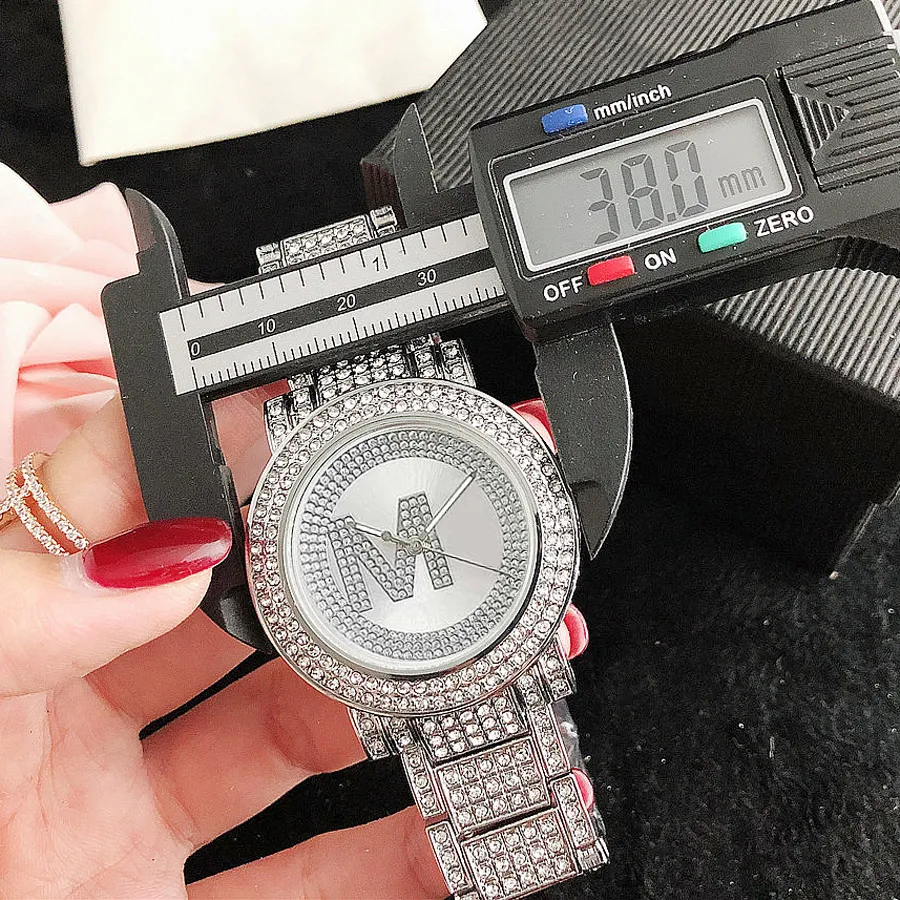Zegarki marki kobiety dziewczyna diament kryształ duże litery styl metalowy pasek ze stali zegarek kwarcowy na rękę M126