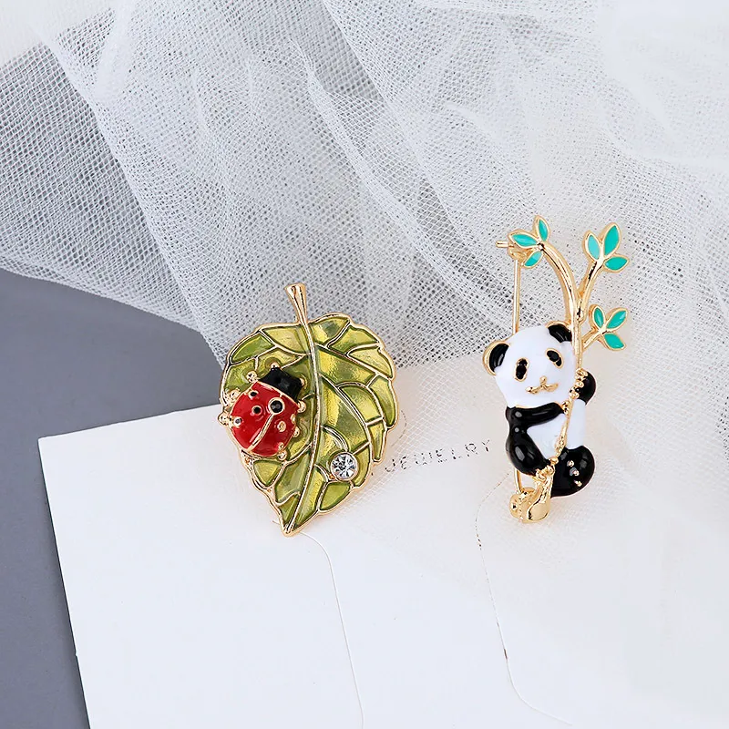 Todo 10 Pçs / Lote Alta Qualidade Metal Esmalte Folha Ladybug Bamboo Panda Broche Pin