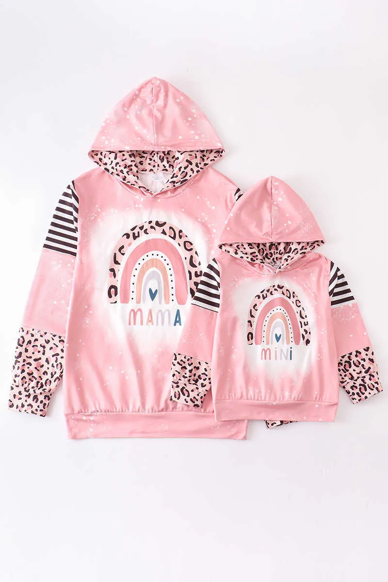 Girlymax baby flickor barn kläder mamma mig långärmad mamma mini regnbåge leopard strip hoodie topp boutique barn kläder 21082819674