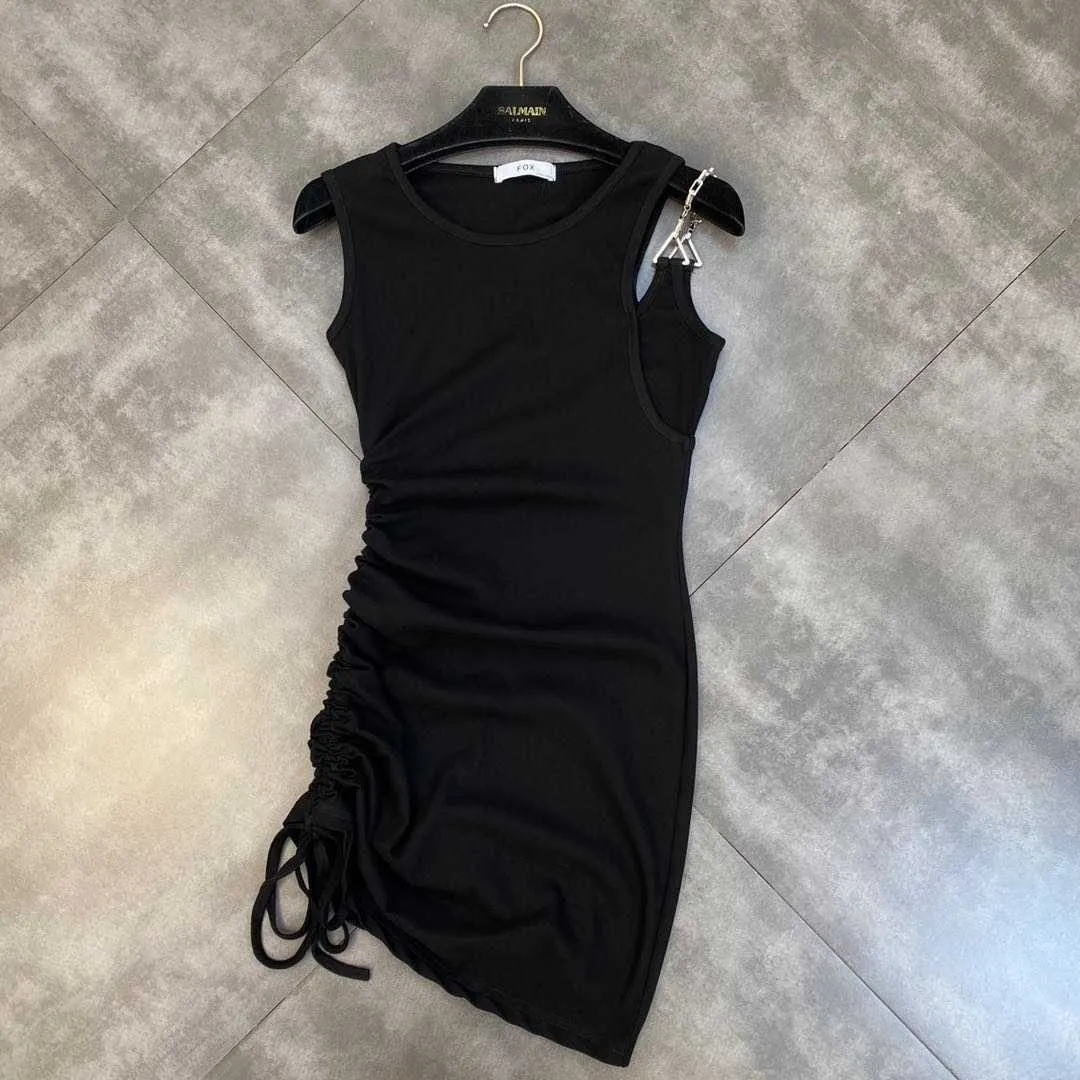 Fabpop Sleevels Yuvarlak Yaka Bir Omuz Metal Zincir Kayışı Yüksek Bel Yan İpli Kısa Mini Seksi Elbise Kadınlar GB687 210709