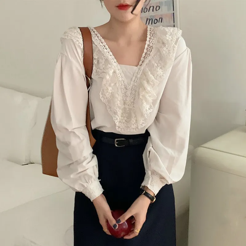 Ezgaga Söt Patchwork Lace T Shirts Kvinnor Ruffles V-Neck Tender Långärmad Vit Pearl Button Elegant Koreanska Kvinna Toppar Casual 210430