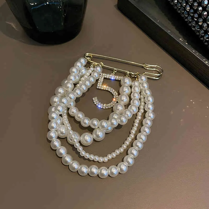 Luxus Mode Perle Nummer 5 Broschen Frauen Kleidung Marke Design Klassische Legierung Brosche Geschenk Für Freundin Zubehör Vintage-Schmuck