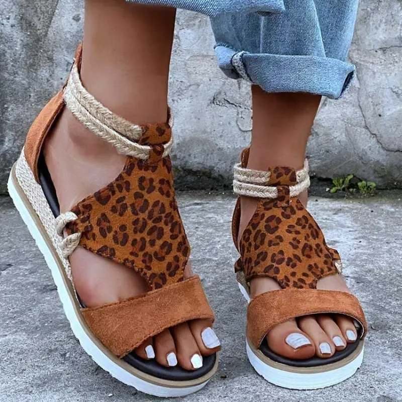 Sapatos femininos moda selvagem chinelos verão tecido de leopardo snakard imprimir senhoras sandálias roma cunha salto ao ar livre praia sapatos Q0623