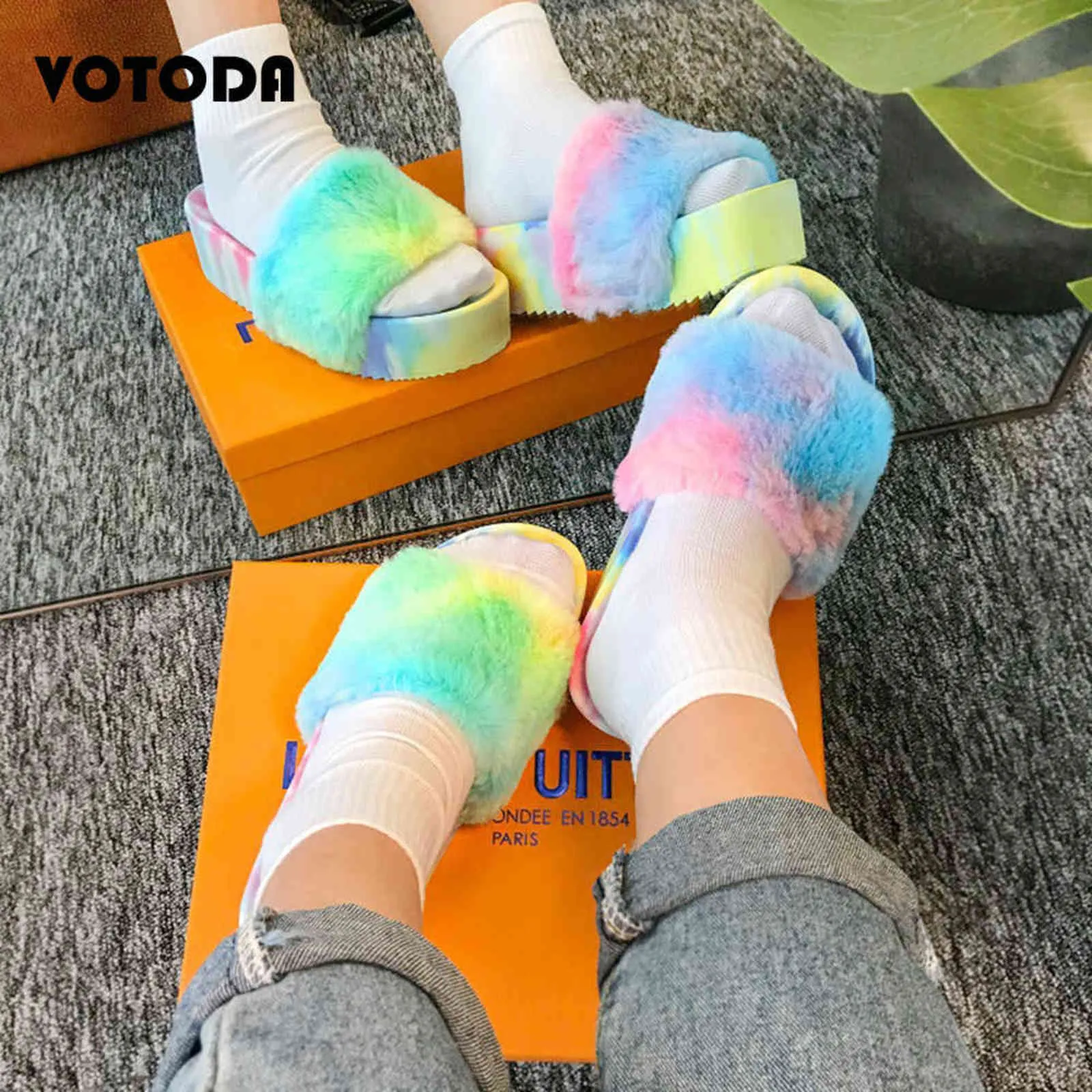 Primavera Donna Pantofole pelose Pelliccia soffice Tie Dye Arcobaleno Tacchi alti Donna Fondo spesso Scivoli in peluche Moda Carino Infradito Scarpe H1122