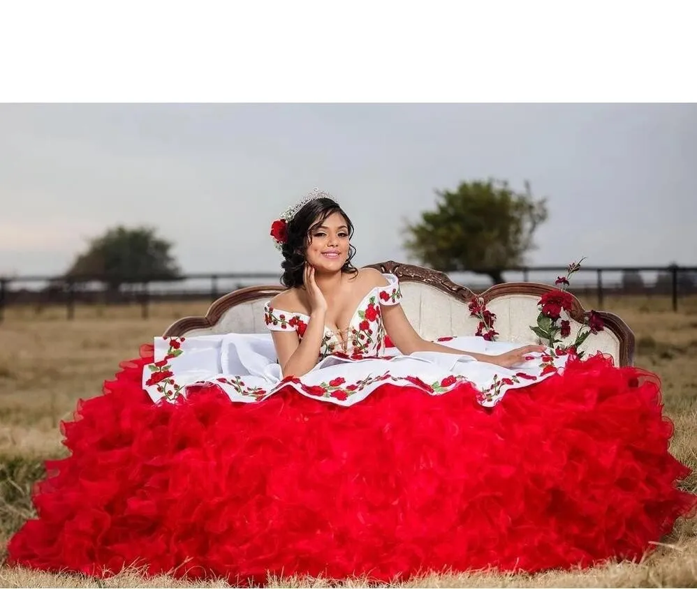 2022 Witte rode charro quinceanera jurken baljurken uit schouderbloem applique kralen kristal prom sweet 16 jurk Mexicaans 205E