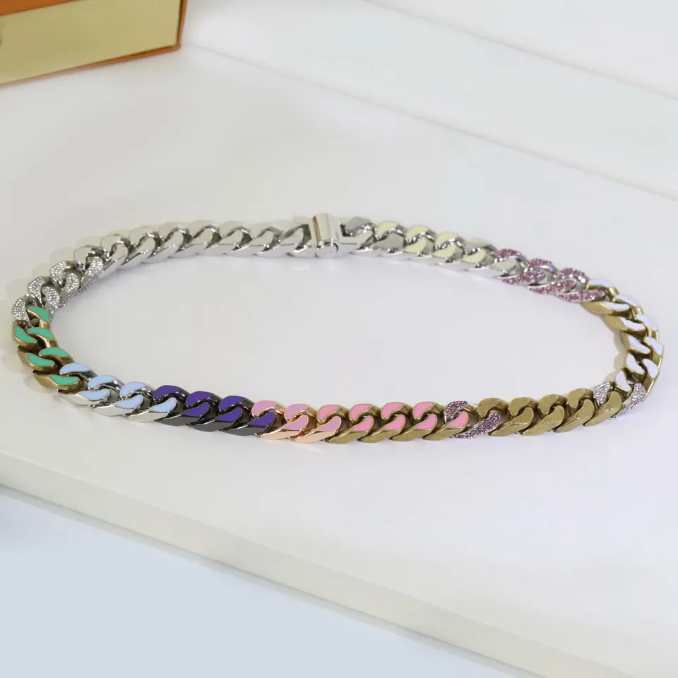 Europe Amérique Men de mode Titane en acier gravé V Initiales colorées en émail coloré Diamant Silver-Metal Chain épais liaisons Soapy Bracelet285V