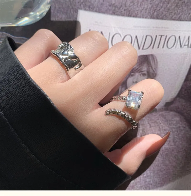 Ins Niche Simple lave Glacier Zircon anneau irrégulier femme Style froid conception lumière luxe mode Index doigt bijoux 2500