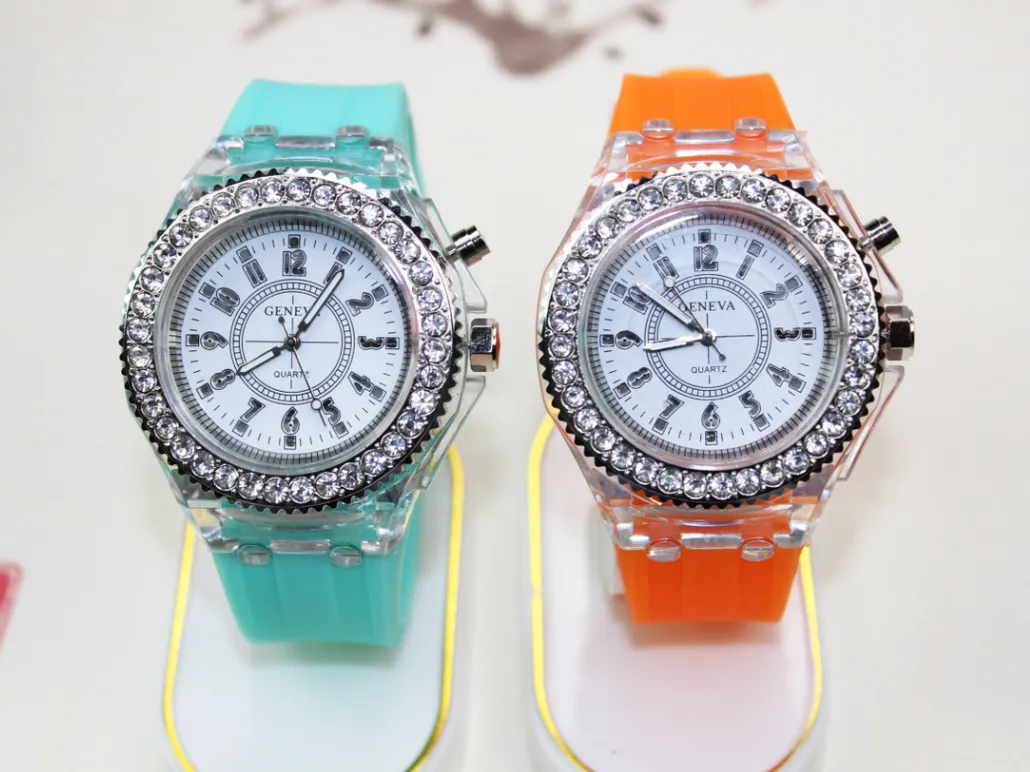 Eleganta damer tittar på mode Big S -designare tittar på kvinnlig armbandsur avslappnad silikon pojke och tjej lysande led armband M4067996