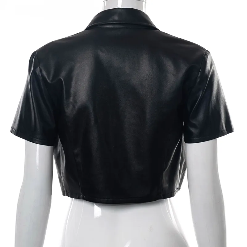 Sommar svart sväng ned krage sexig kortärmad PU Faux Läder Tee Kvinnor Casual Wild Club Punk Crop Tops Streetwear 210517