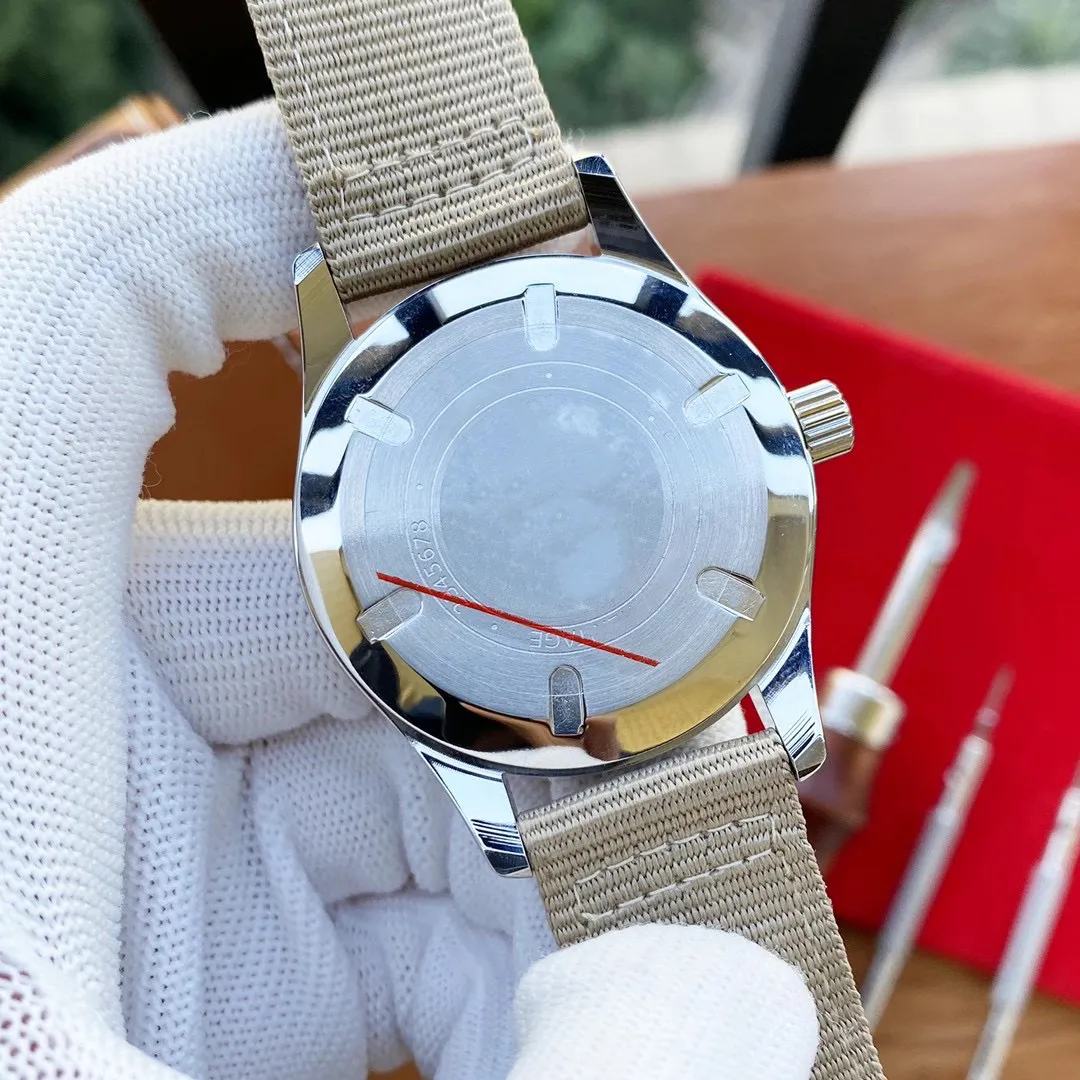 Klasyczne zegarek do samolotów Dywizja samolotów 40 mm Automatyczne zegarki Mechanical Man Watches Design Digital wyświetlacz Wyświetla