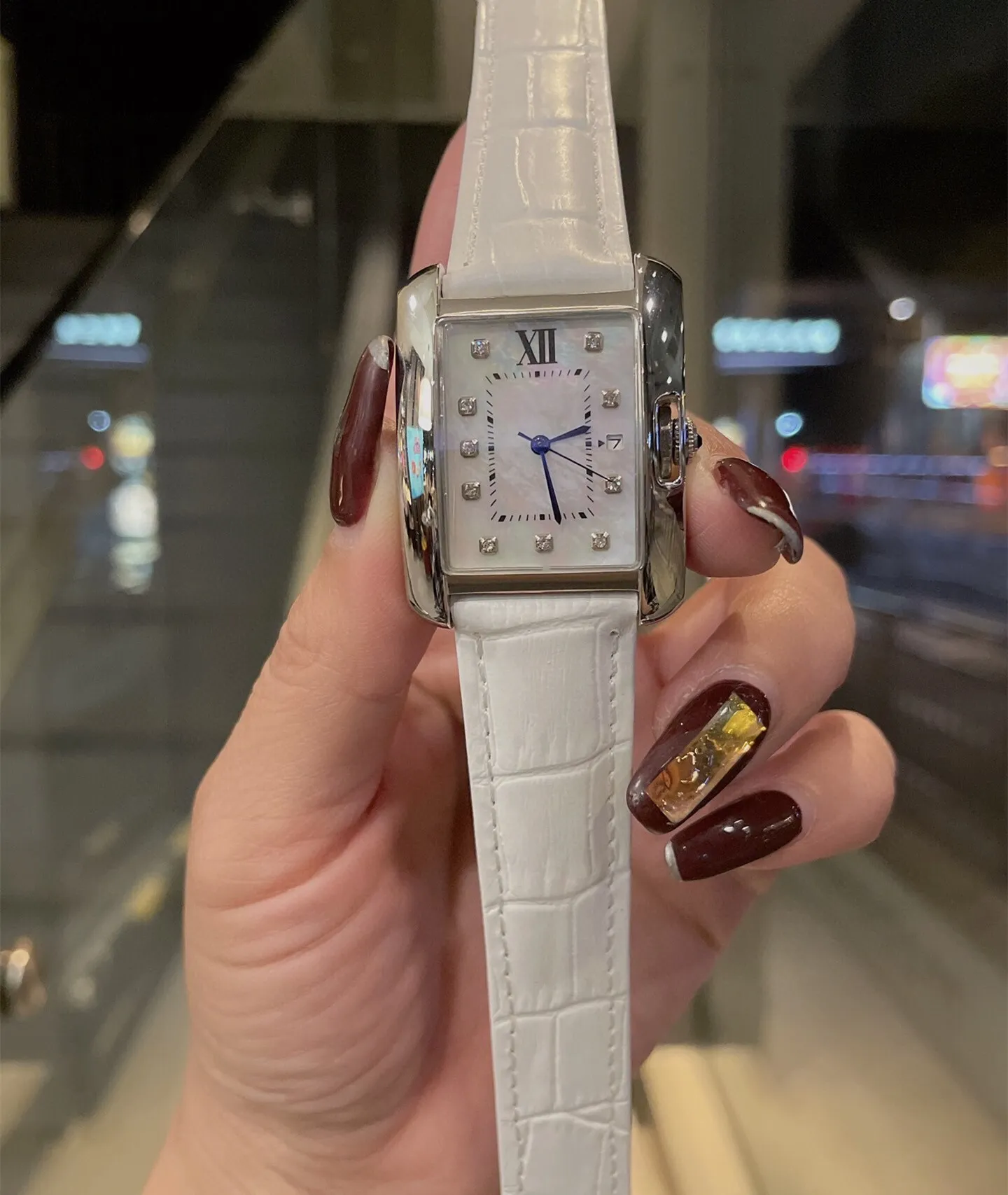 真珠のファッションレディースリアルレザーCZダイヤモンドウォッチ30mm女性の幾何学的長方形の腕時計の新しい高品質の母