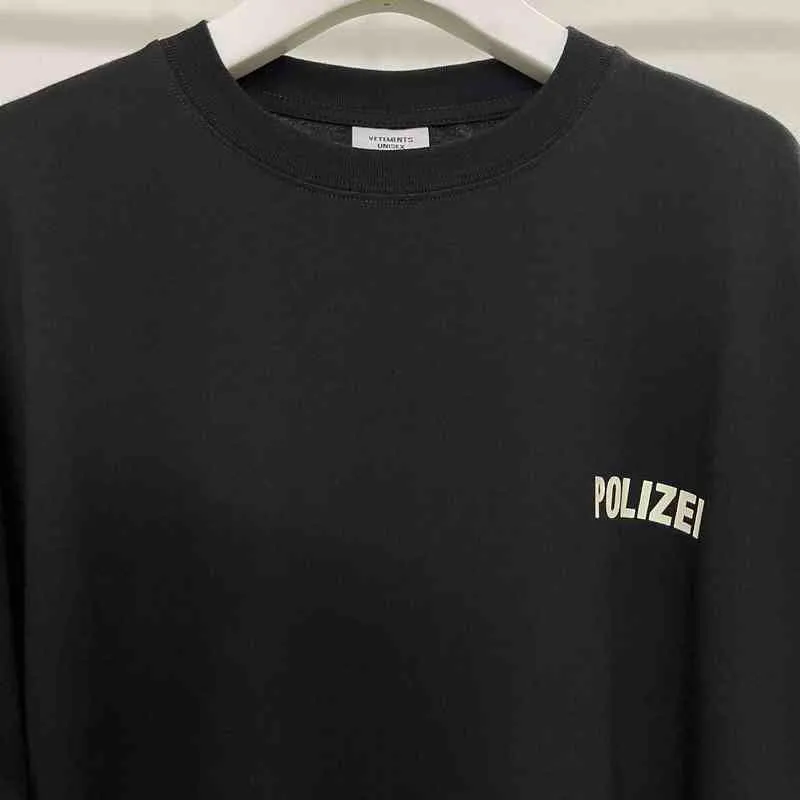 Black Green S 'Polizei' T-shirt 2021 Men Kvinnor Text Tryckt S tee Tonal broderade VTM TOPS Kort ärm G11151557703