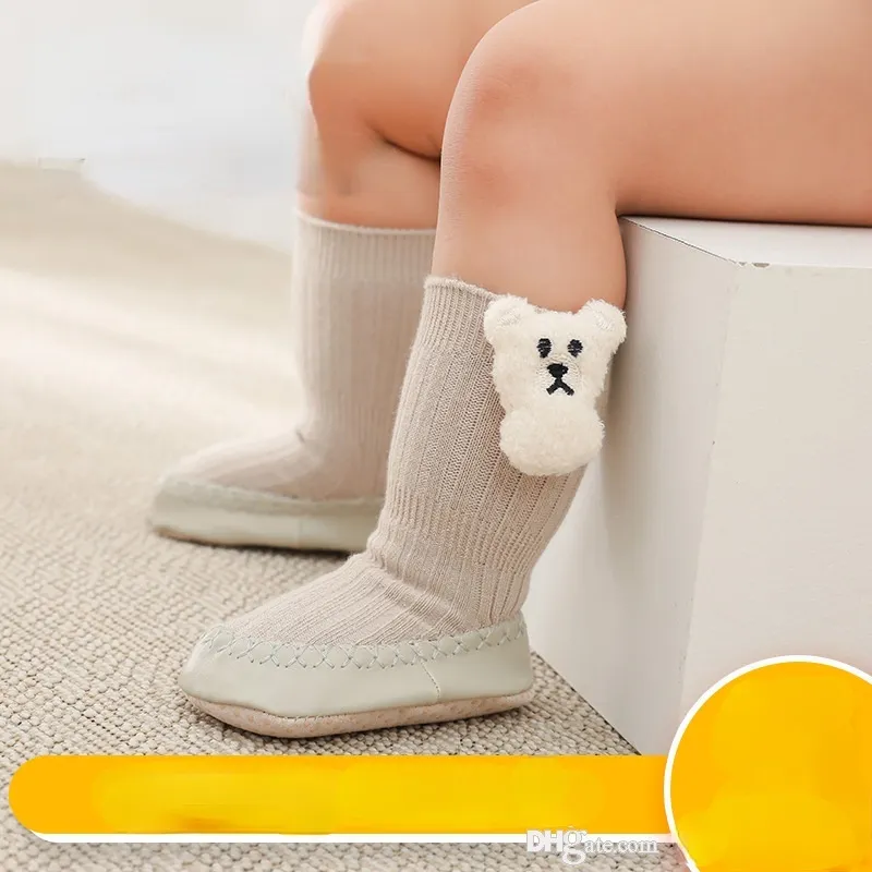 Höst / Vinter Infant Cartoon PU Läder Sole Baby Skor Strumpor Barn 3D Björn Non-Slip Toddler Tube Sock Mode Kids Casual Hosiery D057