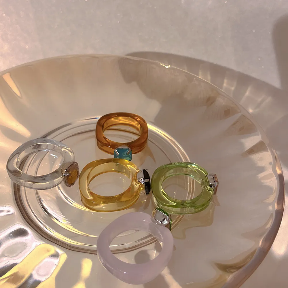 Juego de anillos de boda acrílicos para mujeres y niñas con diamantes de imitación de resina 2021 para joyería de pareja