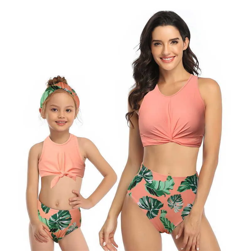 Summer Family Matching Maillot de bain 2 pièces Ensembles Bikini de couleur unie + Maillot de bain floral Mère Fille Vêtements E2006 210610