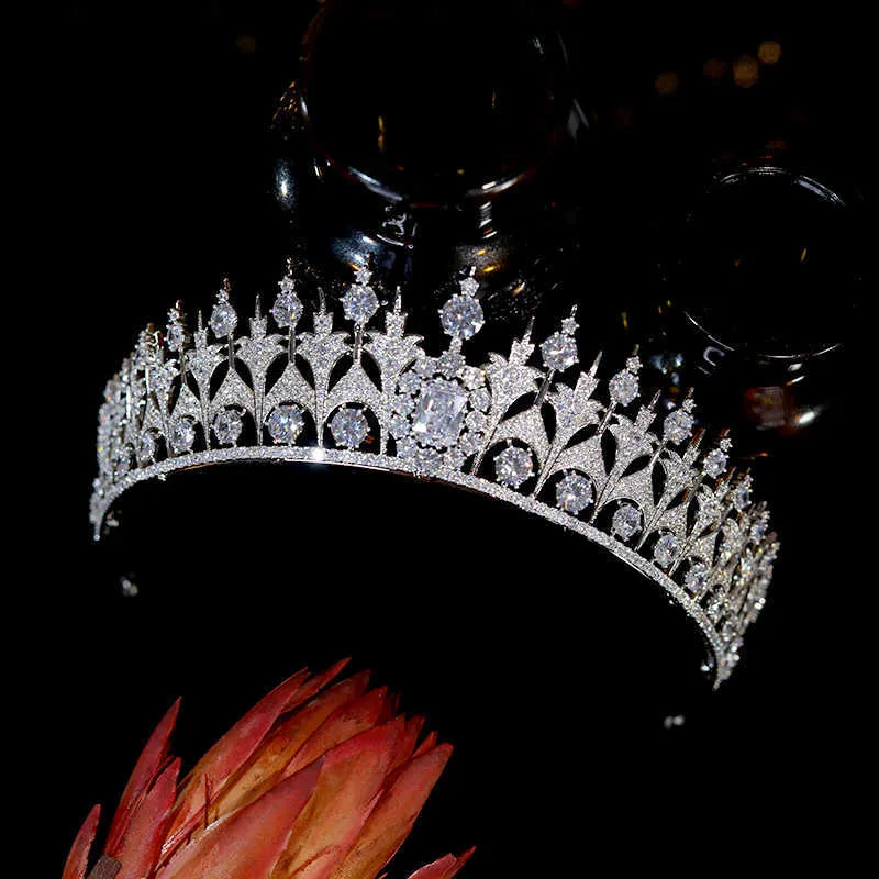 European Royal Princess Crown Luxury CZ Bridal Headdress Bröllopshår Tillbehör Party Headdress Engagement Smycken A00913 x0625