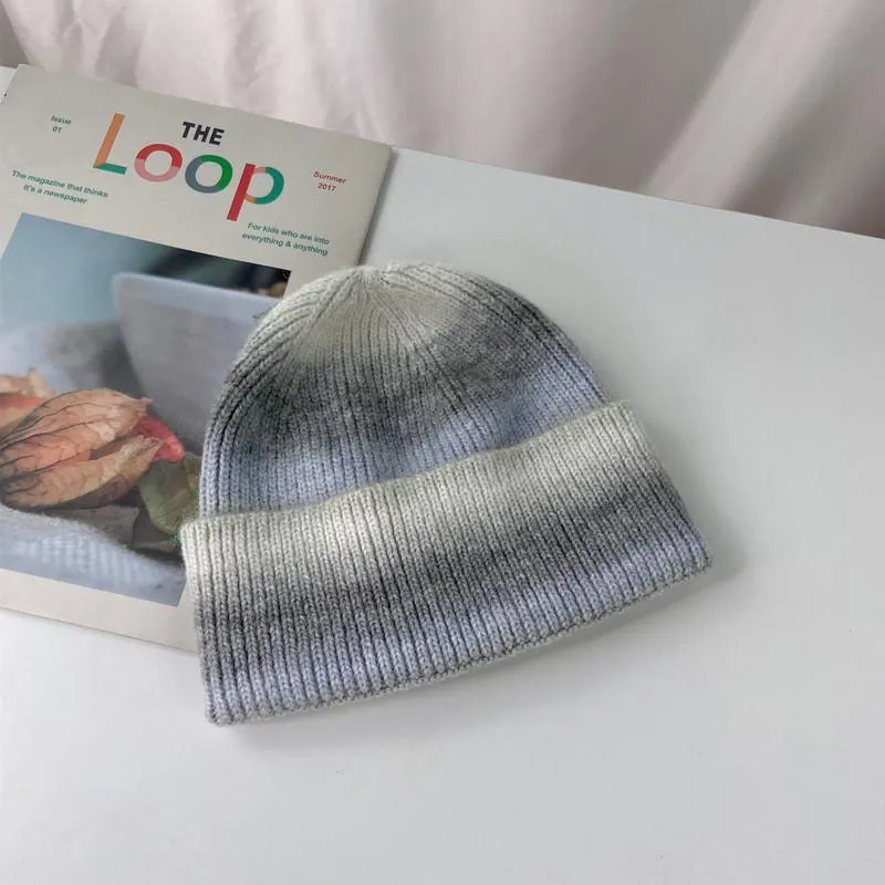 Beanie/Skull Berretti Cofani Cappello da donna Arcobaleno Spesso Tie-dye Kpop Inverno Sfumatura di colore Lana da donna Protezione le orecchie calda Berretto freddo