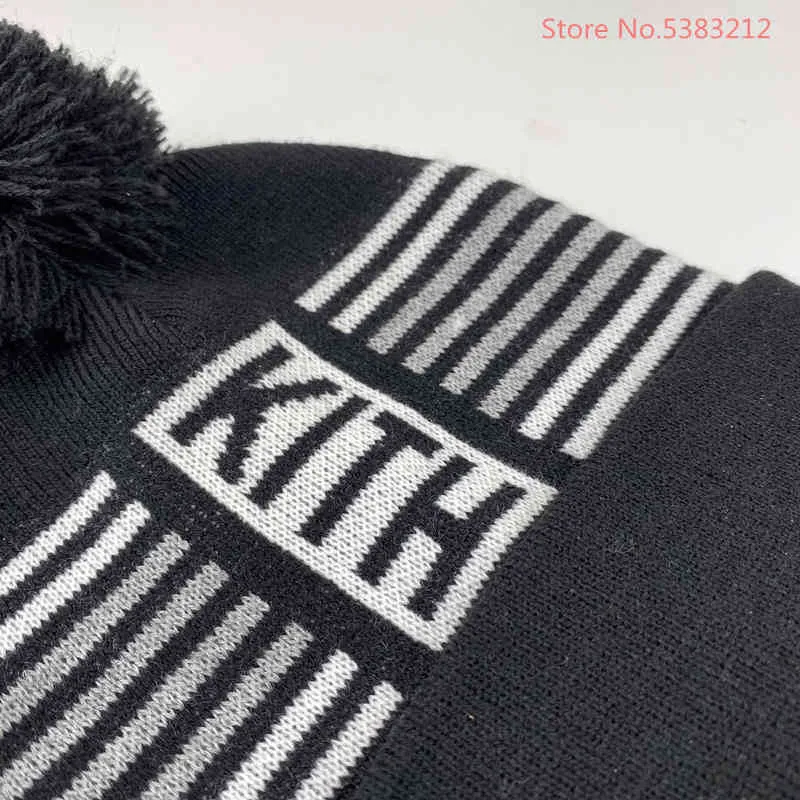 0EF7 Kith Striped Pompom Beanie Vinter Bennie Mössor för Kvinnor Män Pom Brimless Ice Cap Hip Hop Ladies Winter Skullies Outdoor 2021tusp {Kategori}