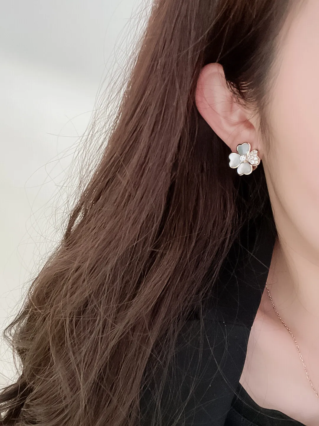 Nytt toppkvalitetsberömt varumärke Fashion Party Jewelry Earrings for Women Rose Gold Color 4 Hearts 4 Leaves Flowers Ear Pin285Z
