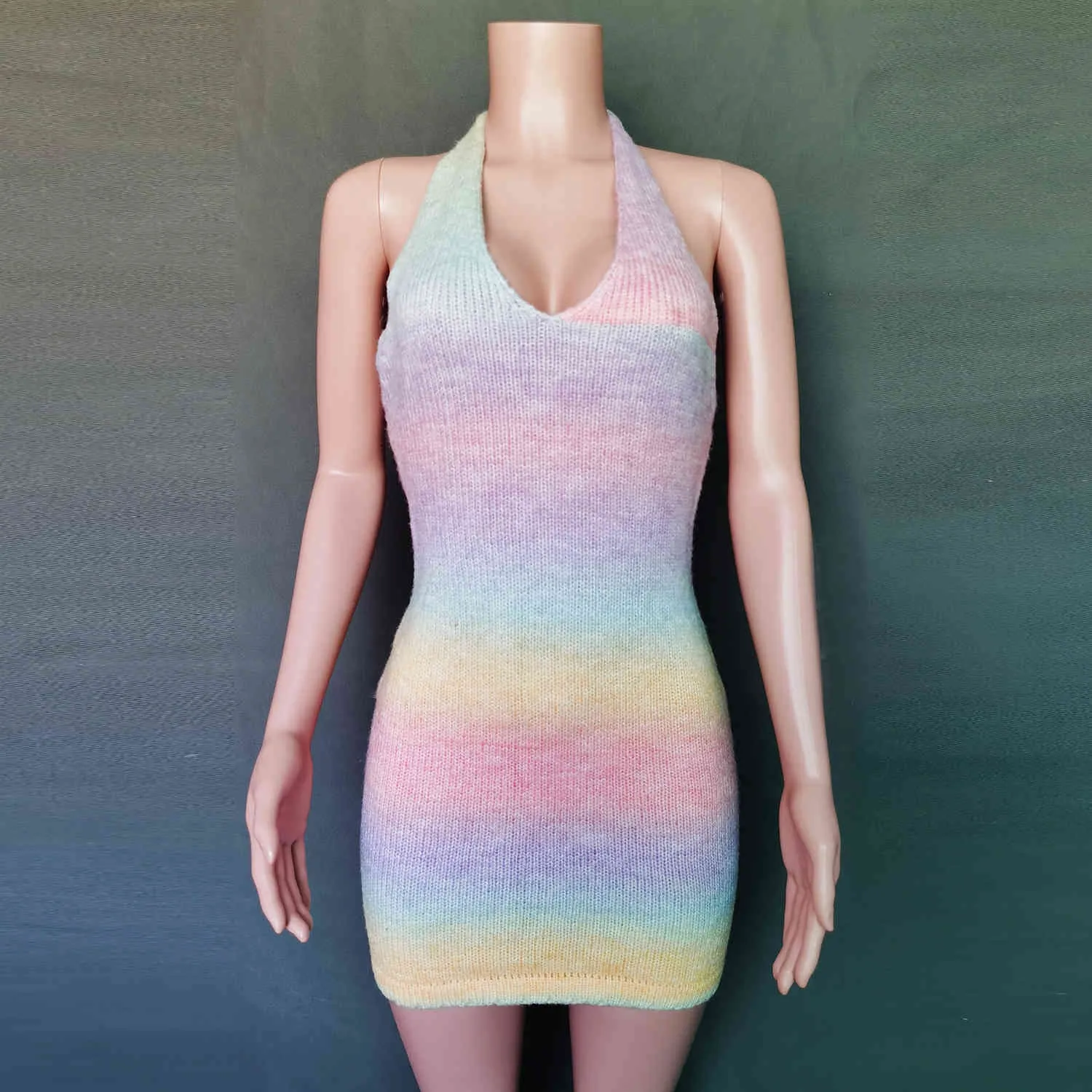 Halter Sexy Dos nu Mini Robes en tricot Moulante Été Femmes Slim-Fit Hip Pull Open Back Rainbow Knit 210508