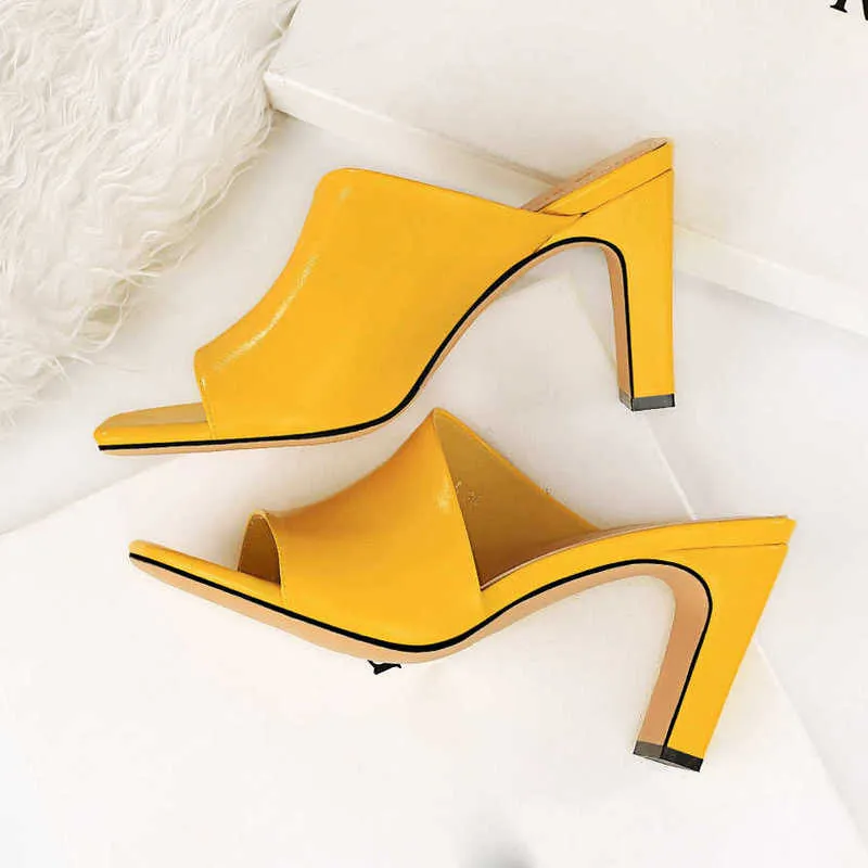 Frauen Maultiere Gelbe Rutschen Weibliche Dicke Blockabsätze Silber Hausschuhe Sexy Sommer 8,5 cm Hohe Luxus Peep Toe Schwarze Schuhe 210928