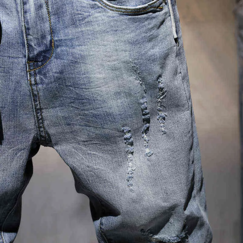 Pantaloni jeans skinny casual strappati da uomo Pantaloni di marca uomo streetwear Lettera stampata in difficoltà Pantaloni in denim grigio foro 211111