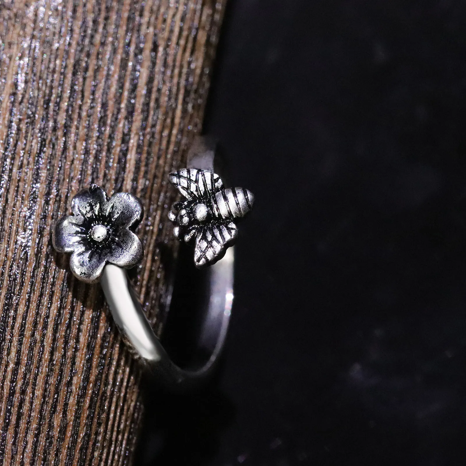 Anello aperto bicolore con ape e fiore Design semplice Anelli animali placcati argento retrò gioielli da donna punk gotico regalo1180494