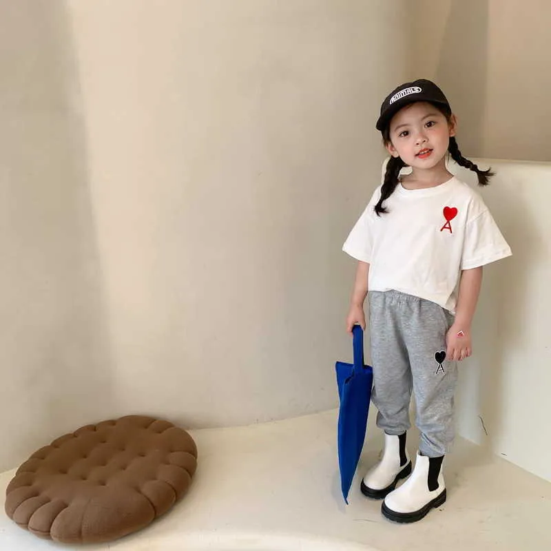 Korean Style Summer Kids Boys Girl 2-pcs Sets White Black Love Heart T-Shirts + Sports Pants Children Clothes E176 210610