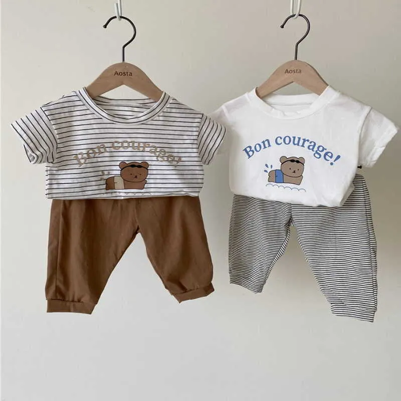 Koreansk stil sommarfamilj matchande uppsättningar Striped Cartoon Bear T-shirt Mother Fader Dotter Son matchar Outfits E1414 210610