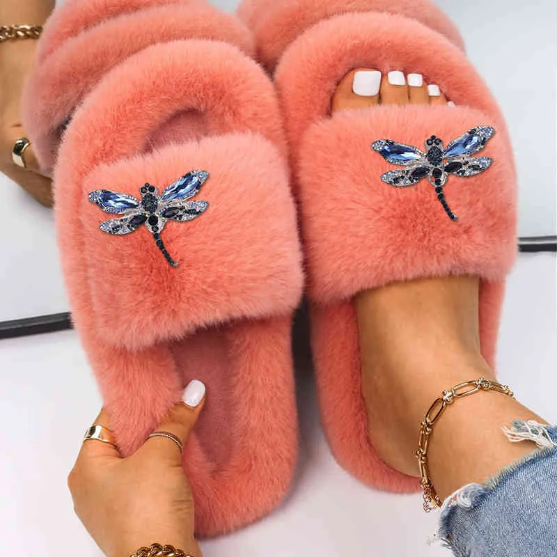Kapcie damskie buty faux futro zjeżdżalnie luksusowe kryształowe dragonfly płaskie sandały projektant klapki female zimowe pluszowe kapcie Y220301