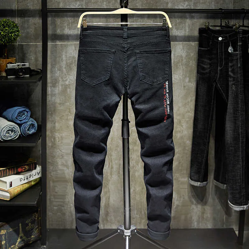 Siyah Kot Erkekler Slim Fit Yırtık Yıkık İşlemeli Harfler Streetwear Motosiklet Kot Adam Kovboylar Casual Beyaz Denim Pantolon X0621