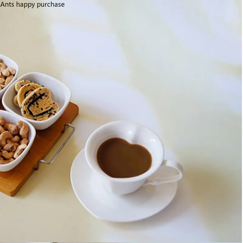 أكواب على الطراز الأوروبي السيراميك يتوهم فنجان قهوة على شكل قلب وصحون مجموعة أبيض بيضاء شاي أواني إبداعية