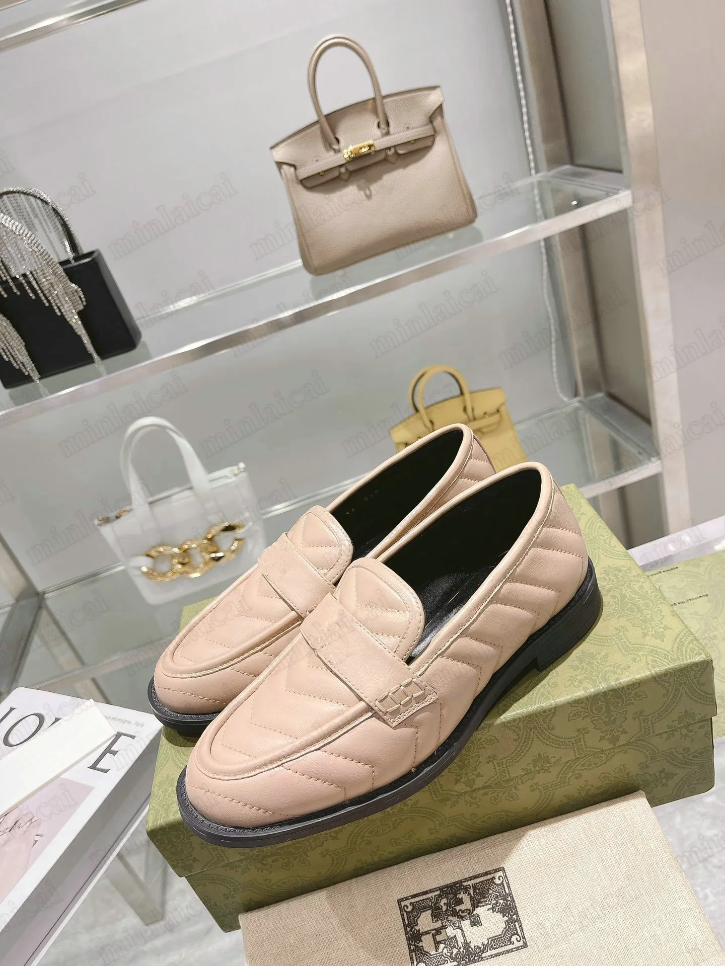 أحذية غير رسمية 22SS v متسكعات جلدية مبطن moccasins womens tuxurys مصممي المصممين أحذية كلاسيكية زلة على زر المعادن الزر الجلدية العلامة التجارية Oxfords