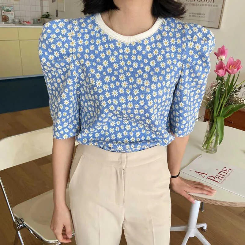 Korejpaa T-shirt da donna estiva coreana chic riduce l'età allentata a schermo intero piccola margherita pullover lavorato a maglia con maniche a sbuffo a cinque punti 210526