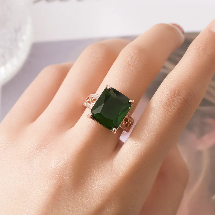 Vintage Carving Square Green Crystal Szmaragd Gemstones Diamenty Pierścienie Dla Kobiet Rose Gold Color Bague Fine Jewelry Party Prezenty