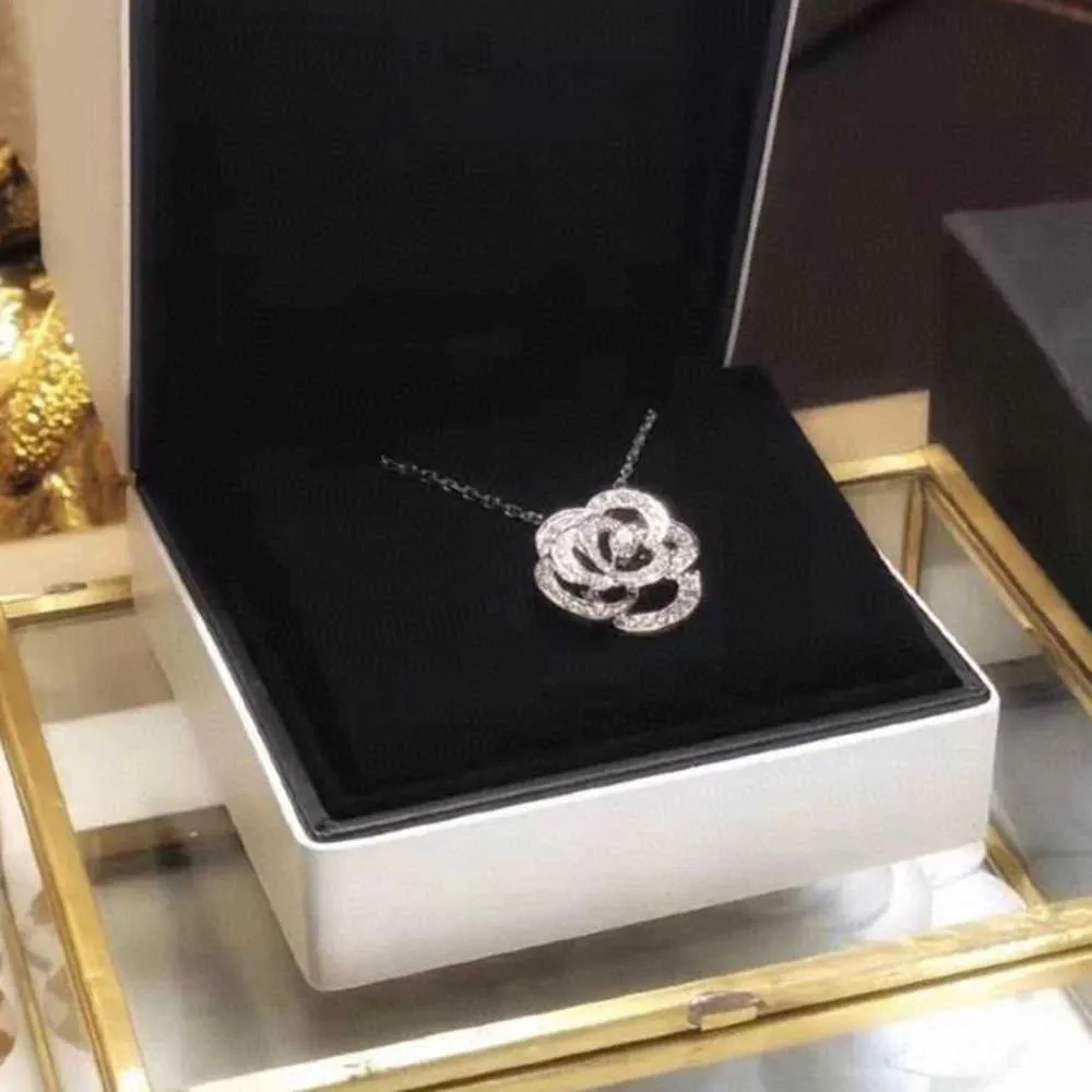 S925 Sterling Silver Hollow Camellia Necklace Women Luxury Brand Jewelry Elegant Party Girlfriends Shiny Joker Contracted 20217293113