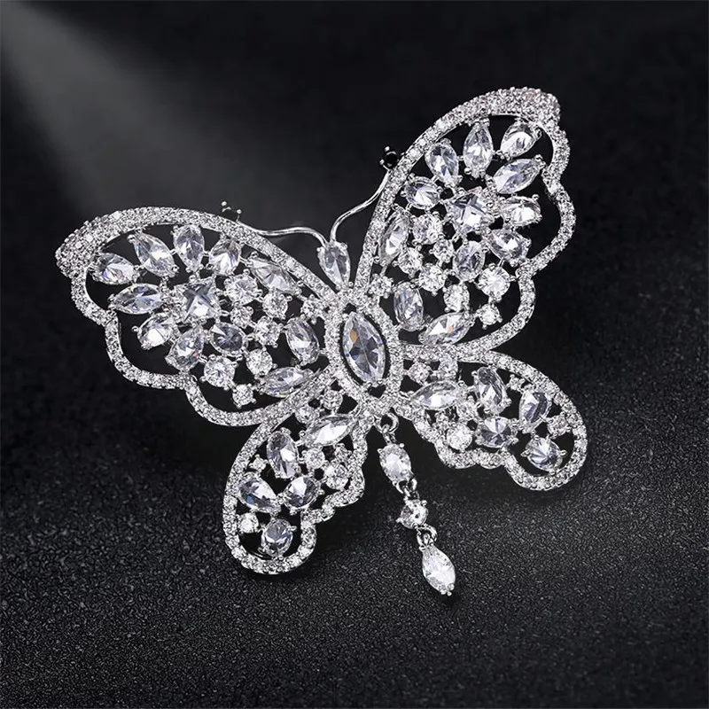 2021 Fashion Pink Crystal Butterfly Broscher Luxury Suit Pin Elegant Temperament Zirconia Brosch Smycken för kvinnor