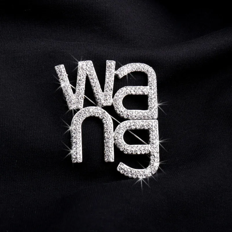 Glänsande Rhinestone Women Wang Letter Pin Brooch Trending Fashion Smycken Broscher