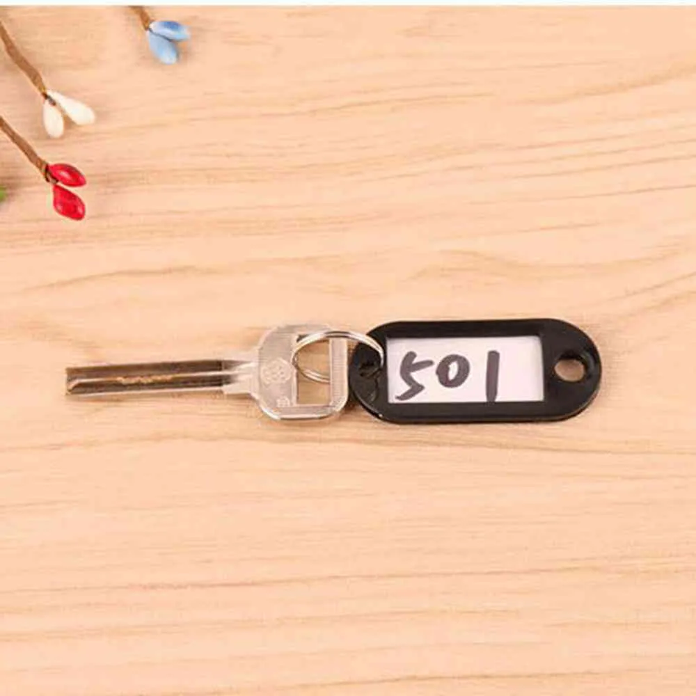 Hela 100st. Mix Färgplast Nyckelring Nyckel Taggar ID Etikett Namn Taggar med delad ring för bagage Key Chains Nyckelringar 210409288E